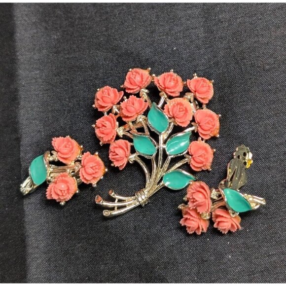 Vintage JJ Jonette Coral Pink Resin Rose Green Enamel Brooch & Earrings Set - Picture 1 of 8